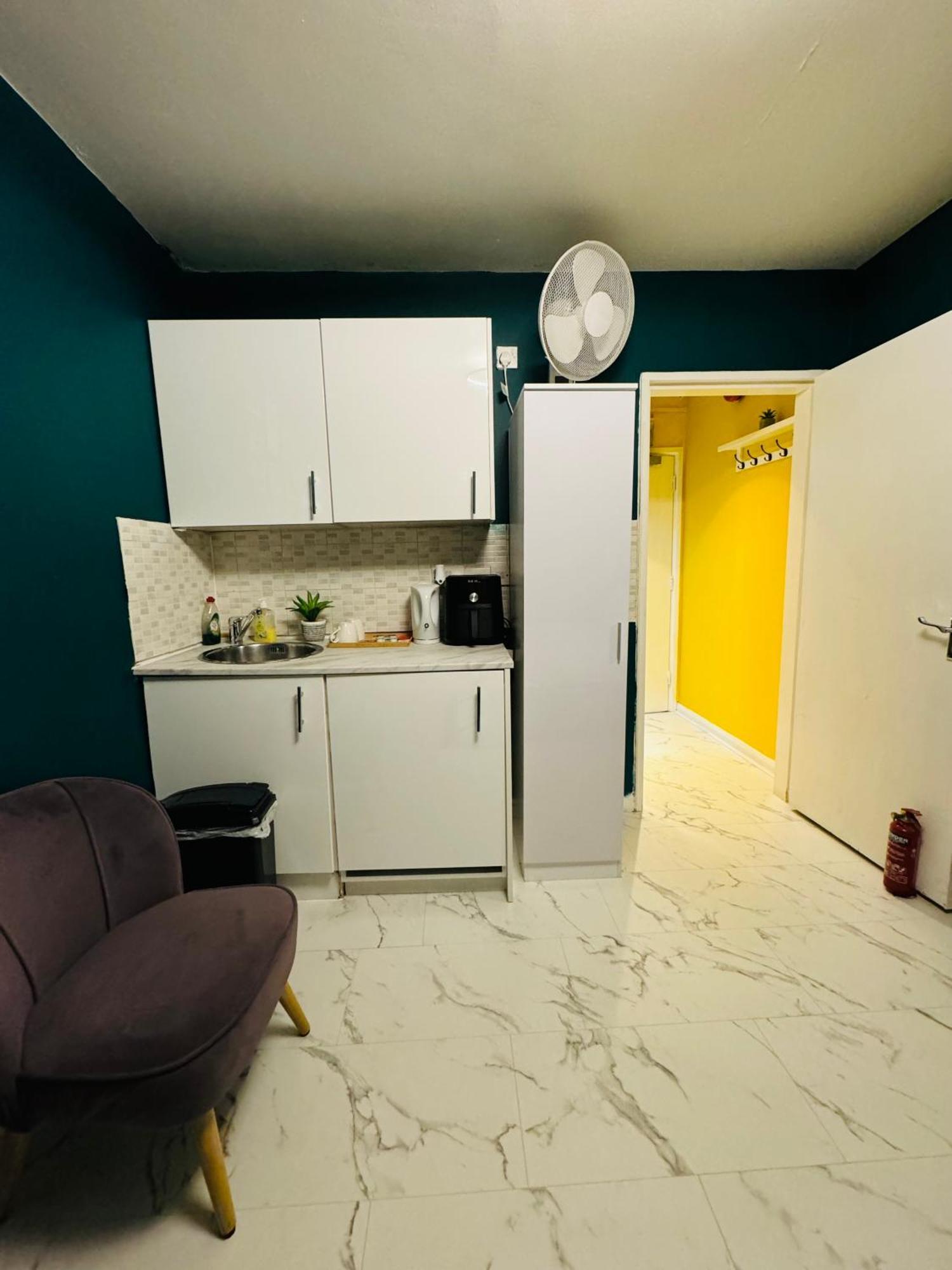Private Studio Flat In City 1190 Лондон Екстериор снимка